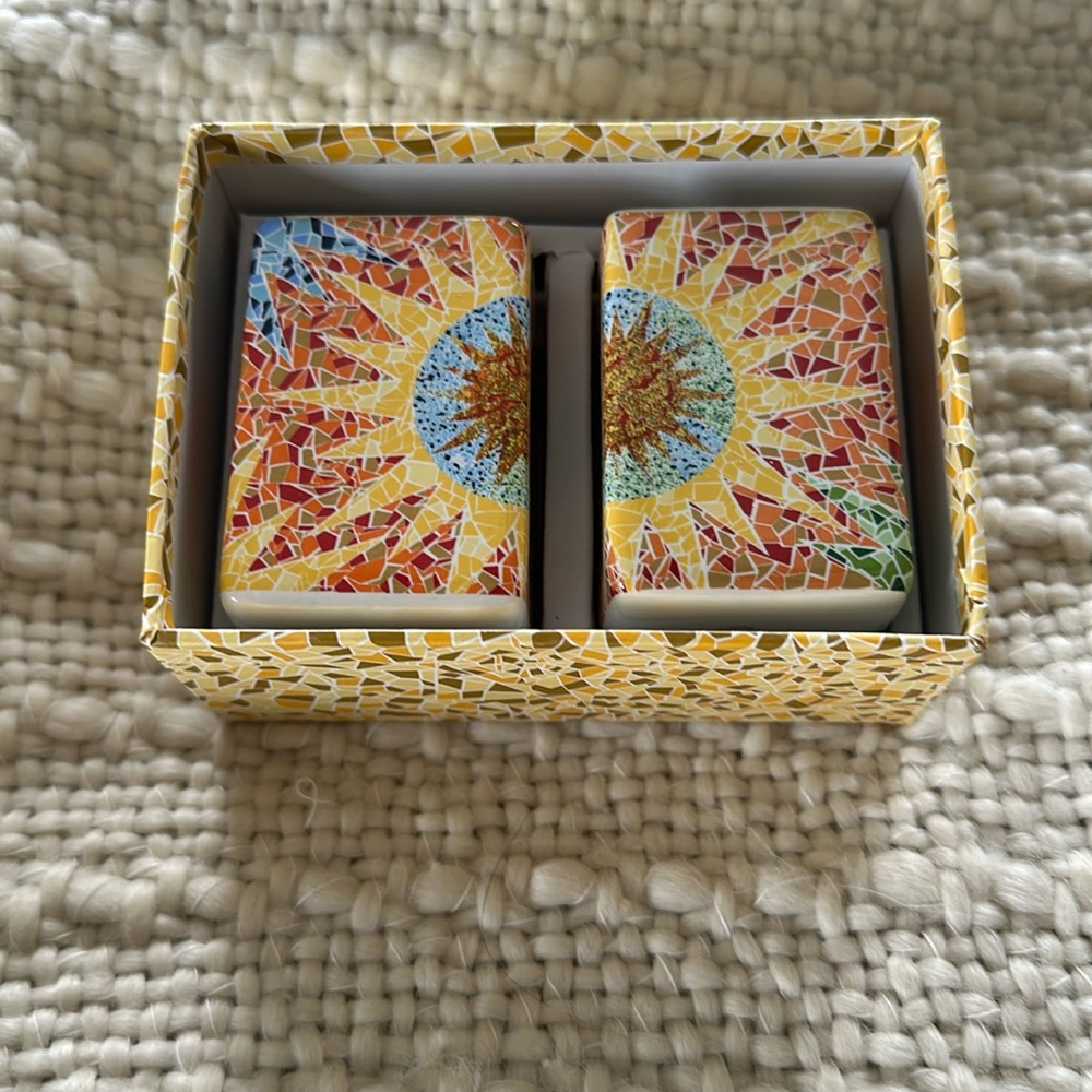 Salt and pepper shaker